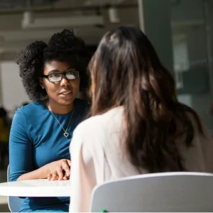 Deux femmes en entretien