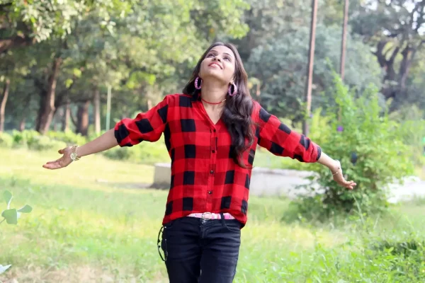 Une femme seul dans la nature et heureuse